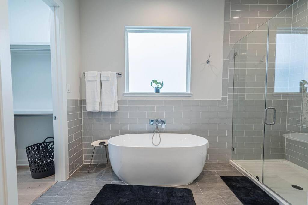 Charming 3-Bedroom Luxury Home Near Downtown, Nrg, Galleria & Medical Center هيوستن المظهر الخارجي الصورة