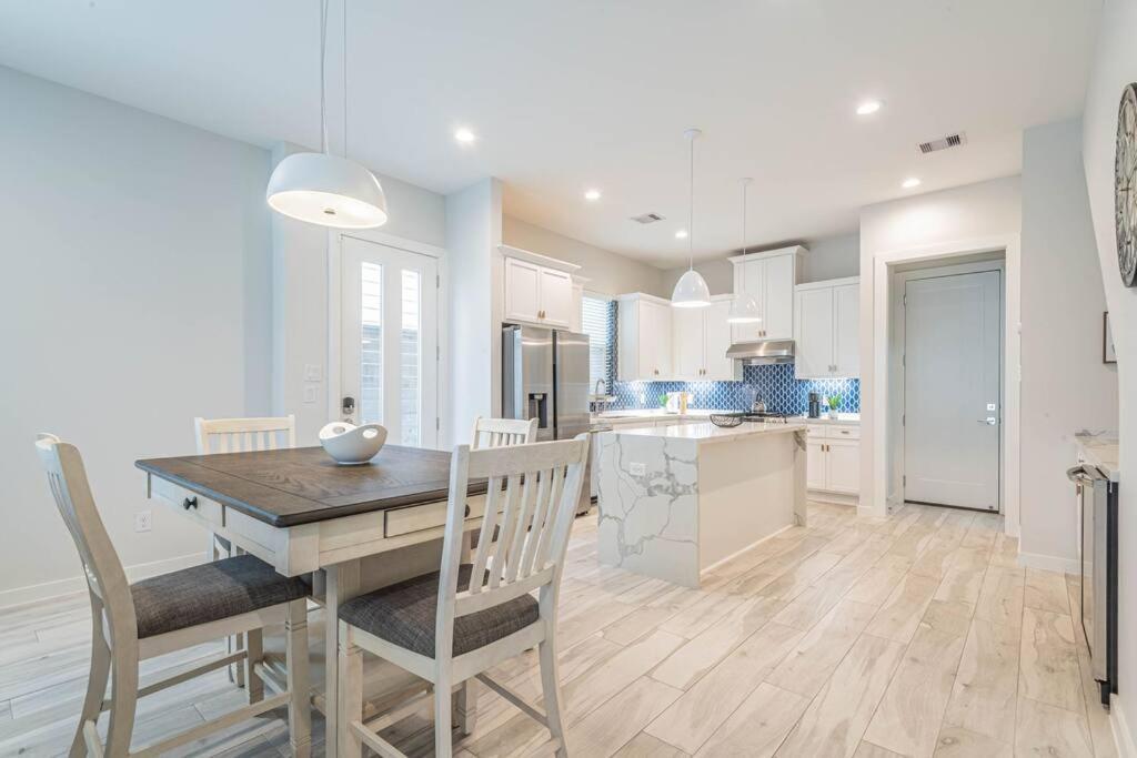 Charming 3-Bedroom Luxury Home Near Downtown, Nrg, Galleria & Medical Center هيوستن المظهر الخارجي الصورة