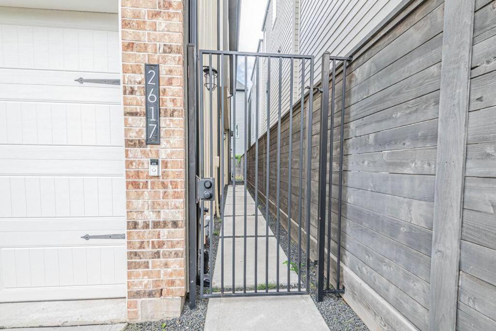Charming 3-Bedroom Luxury Home Near Downtown, Nrg, Galleria & Medical Center هيوستن المظهر الخارجي الصورة